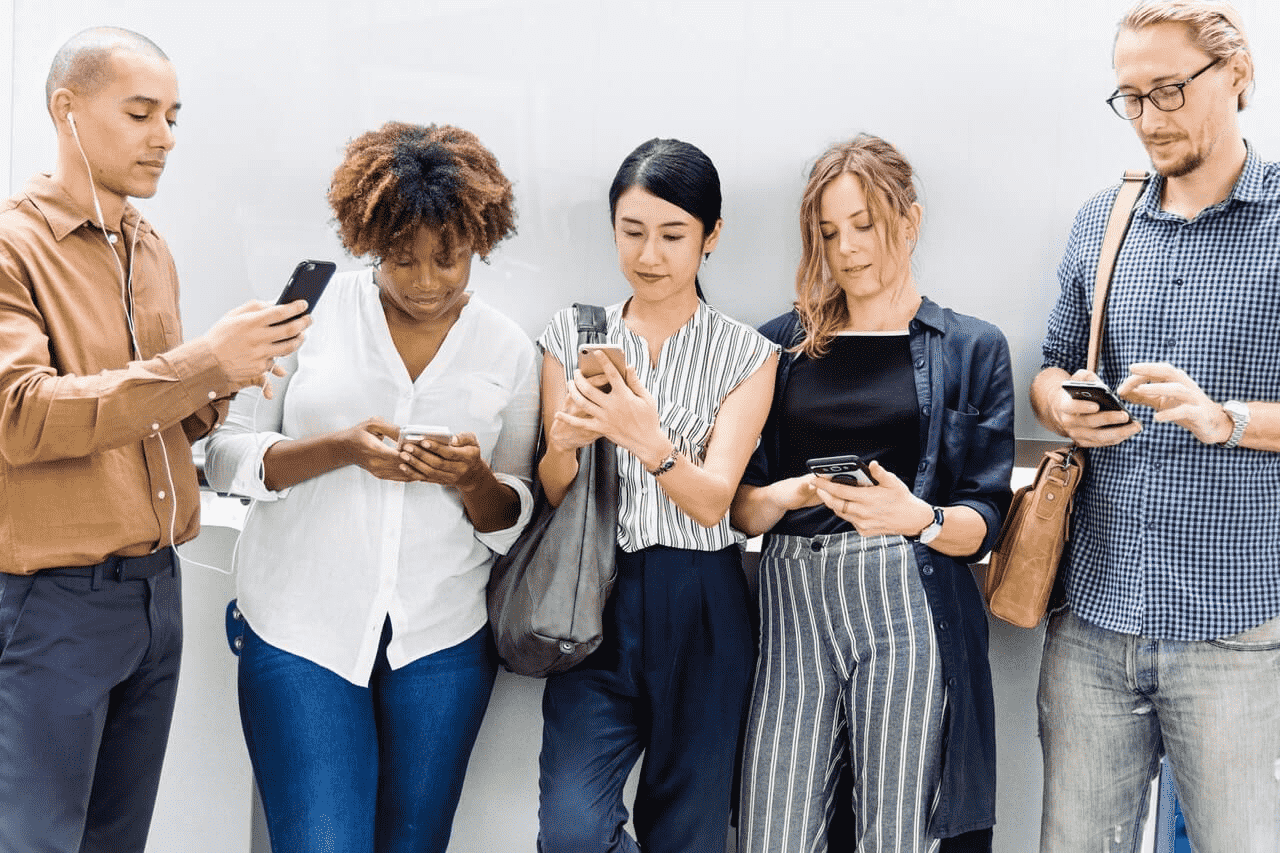 Un groupe de personnes sur leur téléphone mobile pour que le client puisse s'identifier et chercher un moyen de financer sa formation