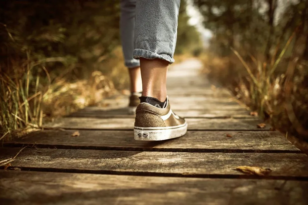 pieds qui marchent pour illustrer l'avancée des humain